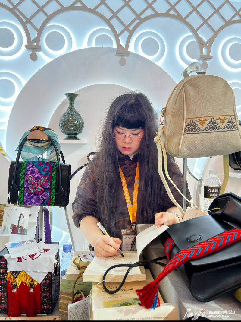 王敏在深圳国际文化产业博览交易会展厅整理资料。受访者供图