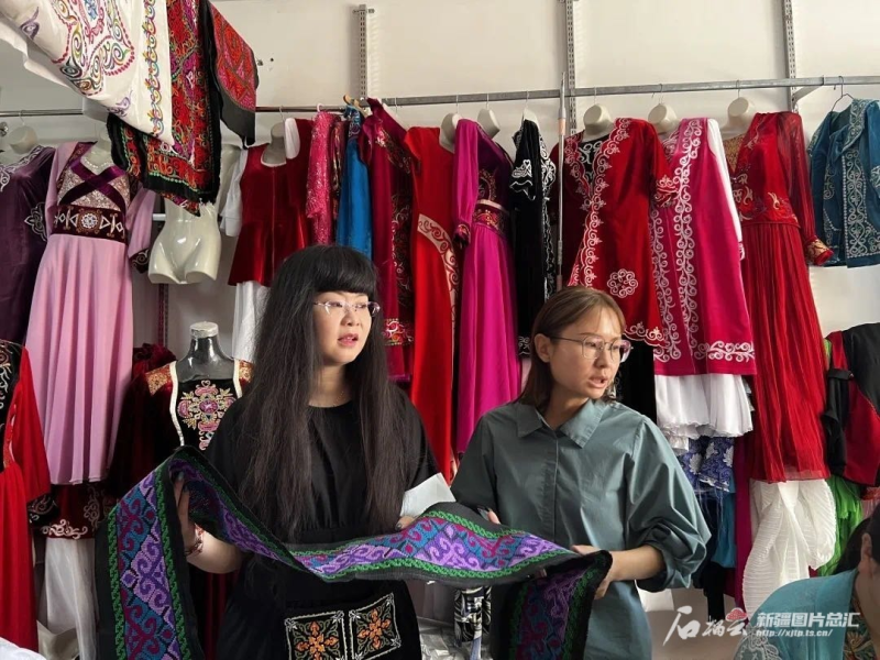 王敏（左一）与团队成员在阿合奇县刺绣工作坊调研。受访者供图