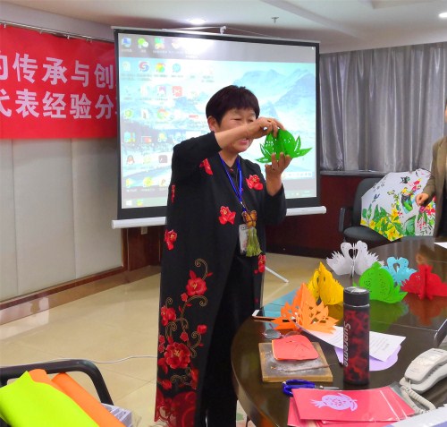 2016年度bat365在线平台官方网站刺绣培训项目优秀学员代表杨爱凤进行剪纸展示。 2016年度bat365在线平台官方网站刺绣培训项目优秀学员代表杨爱凤进行剪纸展示。