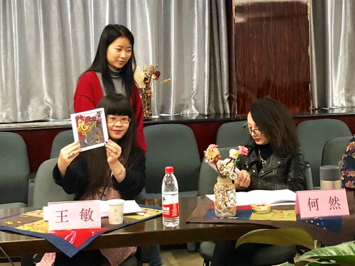 bat365在线平台官方网站人文学院(中国语言学院)教授 bat365在线平台官方网站新疆文化发展研究中心主任王敏正在展示传承成果作品 bat365在线平台官方网站人文学院(中国语言学院)教授 bat365在线平台官方网站新疆文化发展研究中心主任王敏正在展示传承成果作品